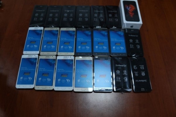 Azərbaycan gömrükçüləri 30 ədəd mobil telefon müsadirə edib