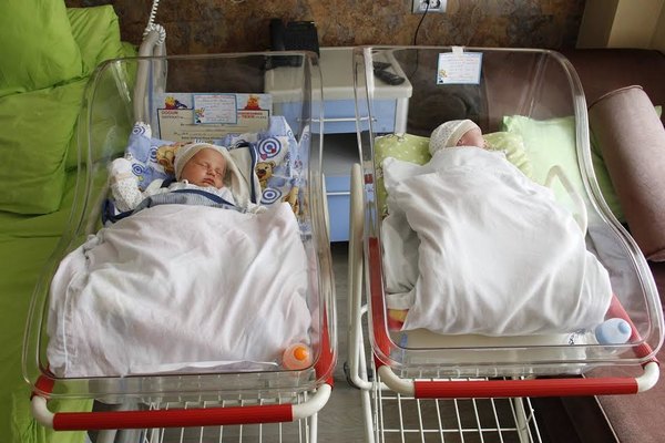 İrina Makarova və əkizləri Baku Medical Plaza-dan evə buraxıldı