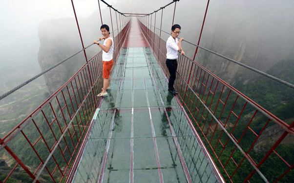 Dünyanın ən hündür şüşə körpüsü açıldı