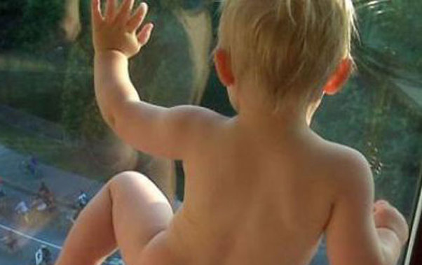 Bakıda 2 yaşlı uşaq altıncı mərtəbədən yıxıldı