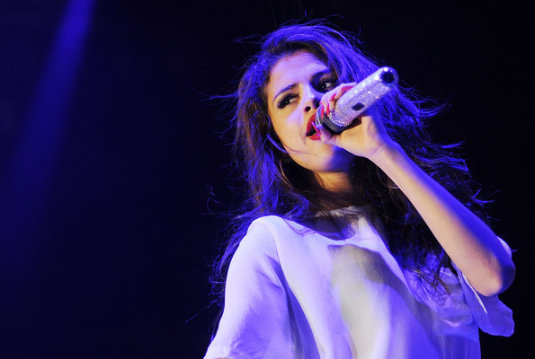 SELENA QOMEZ SƏHNƏDƏ YIXILDI