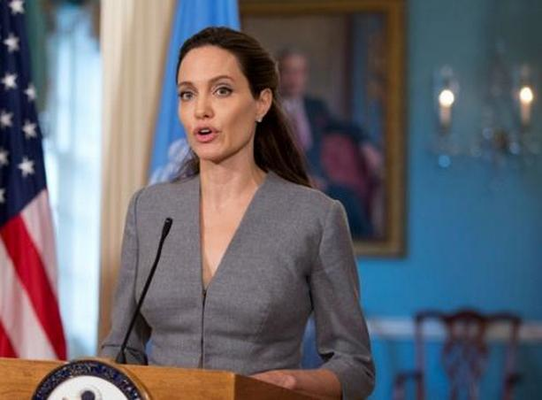 Ancelina Colidən iftarda müsəlmanlara jest