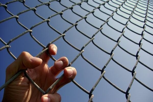 Dağıstanda məhkum yemək paylama pəncərəsindən qaçıb