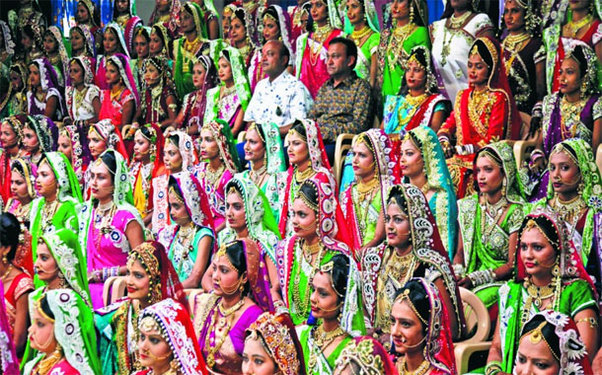 Hindistanlı biznesmen 472 qızından bayram təbriki alıb