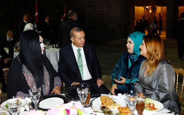 Ərdoğan müğənnilərə iftar verdi