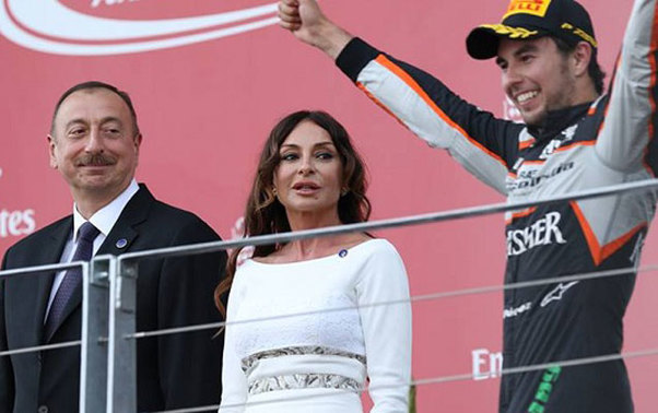 İlham Əliyev və xanımı qalibi mükafatlandırdı