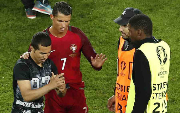 Ronaldo ilə şəkil çəkdirdiyinə görə ağladı