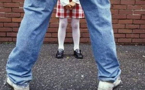 Ata borc üzündən 11 yaşlı qızını pedofilə bağışladı