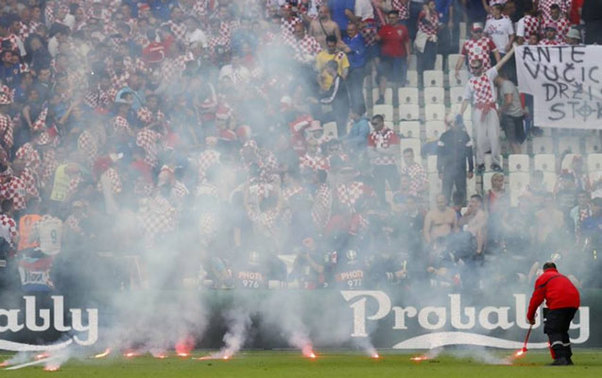 Azarkeşlәr stadionu yandırdılar