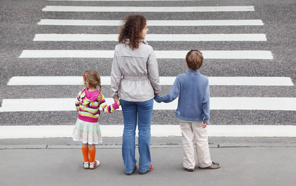 Avtobusdan düşən 5 yaşlı uşağı maşın vurdu