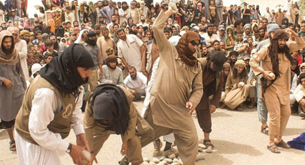 İŞİD yaraqlıları dörd nəfəri xəyanətə görə daş-qalaq etdilər