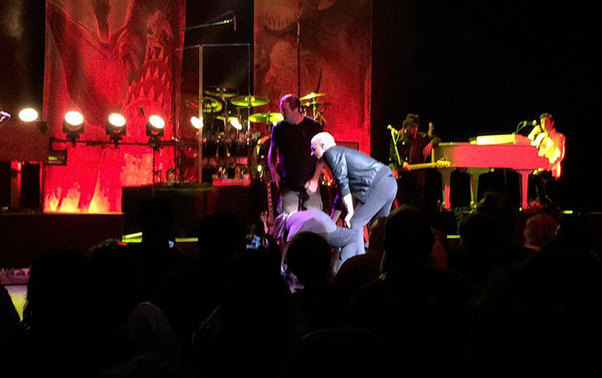 Məşhur rok ifaçısı səhnədə yıxıldı