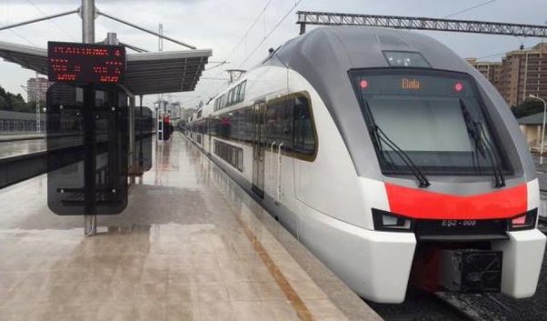 Bakıya yeni ikimərtəbəli qatarlar gətirildi