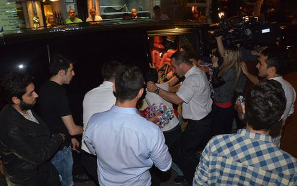 Mühafizəçi uşağa yumruq atdı