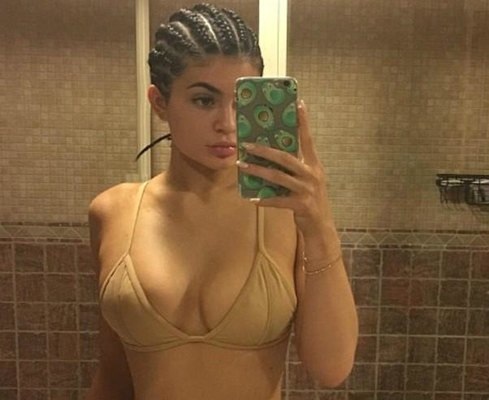 18 yaşlı ulduz çılpaq fotosunu paylaşdı