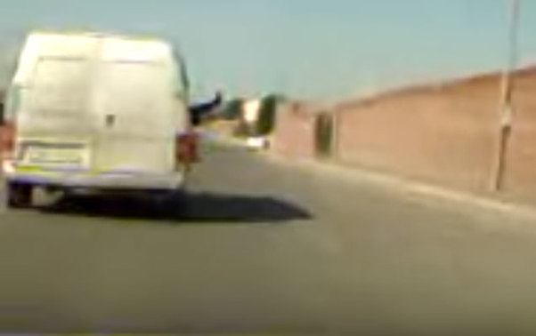 Sürücü qayda pozdu, sərnişinin ayaqları göydə