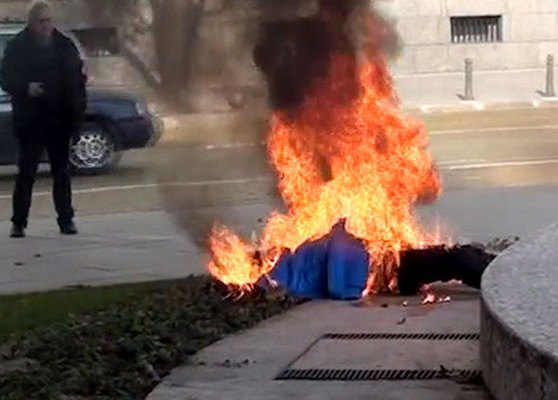 Bakıda qadın özünü yandırıb