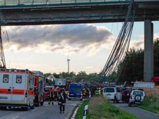 Almaniyada körpü uçdu