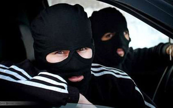 Maskalı şəxslər sürücüyə hücum etdi