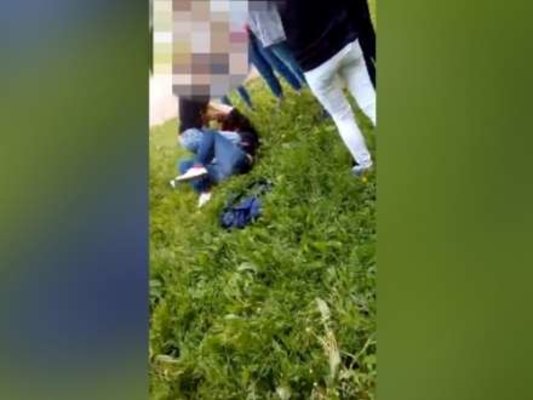 Məktəbli qız rəfiqəsini vəhşicəsinə döydü