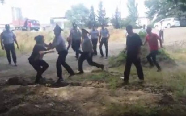 İcra başçısı qadını vəhşicəsinə döydürdü