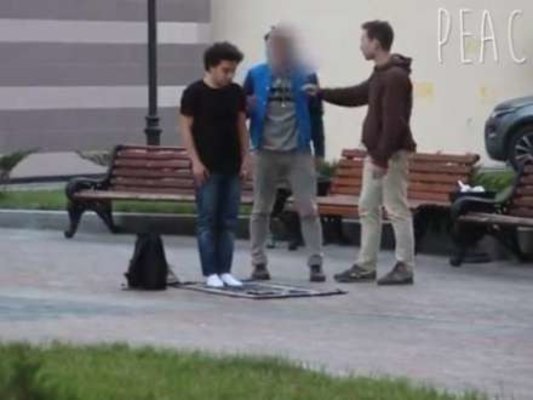 Moskva küçələrində namaz qılan gənc hamını təəccübləndirdi