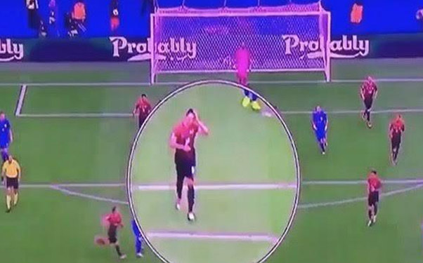 Qol vaxtı saçını sığallayan türk futbolçu