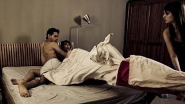 Ərini rəfiqəsiylə sevişərkən tutdu