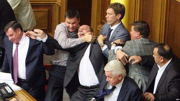 Deputatlar arasında dava düşdü