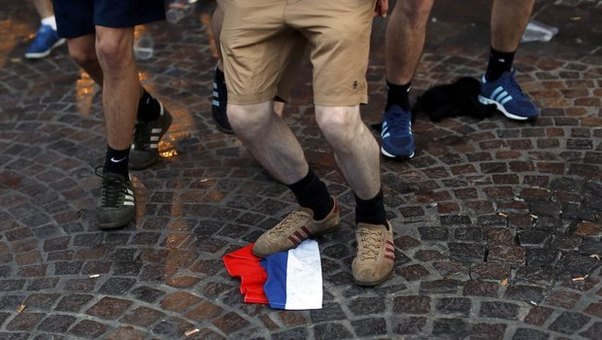 Britaniyalı azarkeşlər Rusiya bayrağını  tapdalayıblar