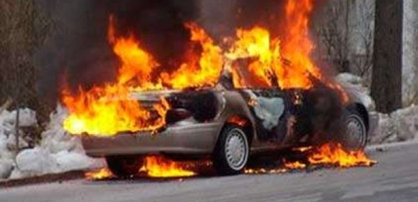 Yarış avtomobili partladı