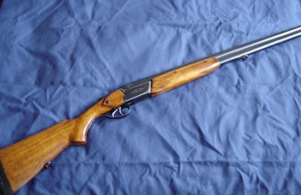 Sinif yoldaşı olan qızı güllələdi