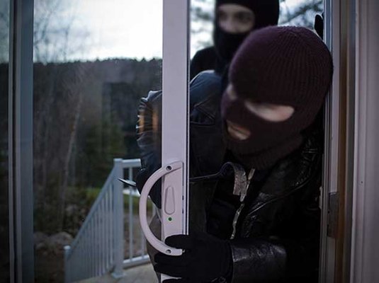 Bakıda maskalı şəxslər evə basqın edərək külli miqdarda pul və qızıl aparıblar