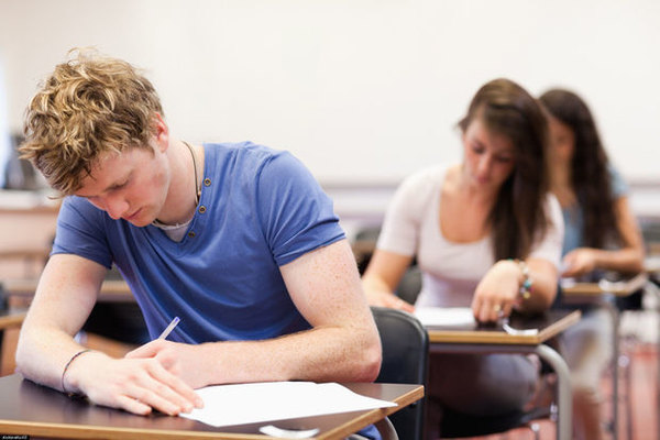 Rus bölməsinin abituriyentləri “Azərbaycan dili” fənni üzrə imtahan verir