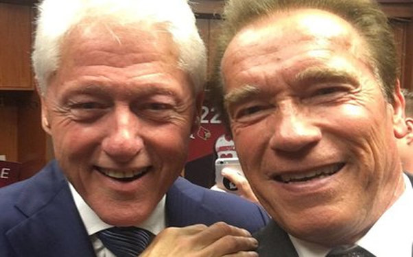 Şvarsneqer və Klinton Məhəmməd Əlinin dəfnində selfi çəkdirdilər