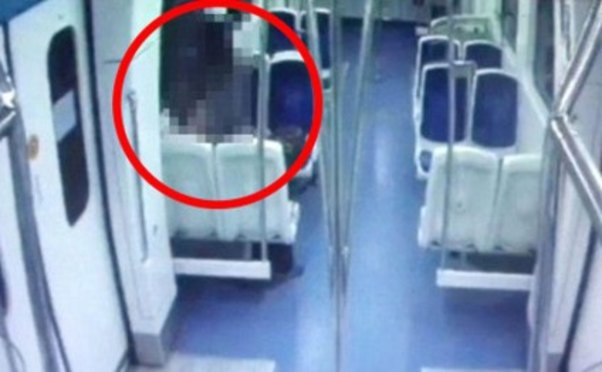 Metroda intim münasibətdə olan cütlüyün görüntüləri yayıldı
