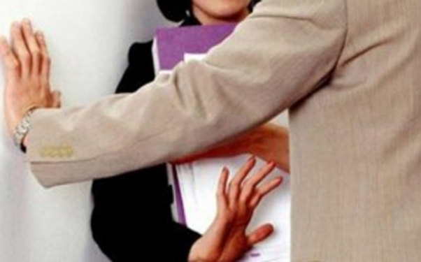 Məktəbli qızlara əxlaqsız hərəkətlər etdiyi deyilən müəllim