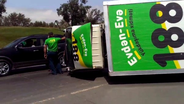 Bakıda yük maşını aşıb