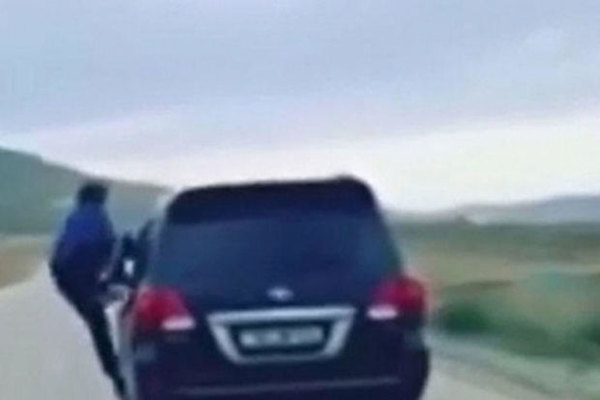 Sürücü yolda şou göstərir