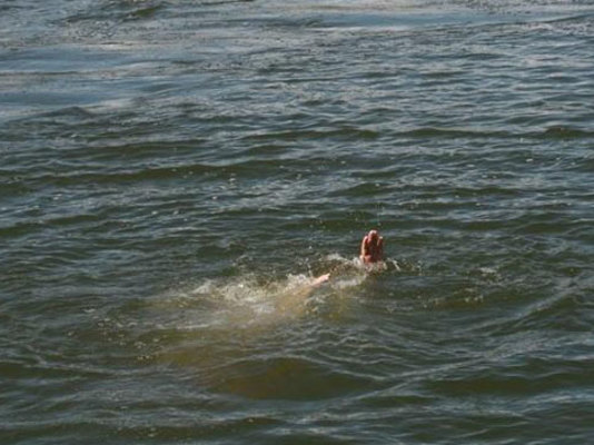 Gəncədə qadın özünü çaya atdı