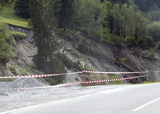 İsmayıllıda sürüşmə davam edir: