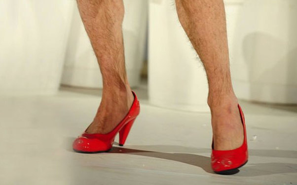 Kişi qadın paltarları geyərək 11 kişini özünə aşiq etdi