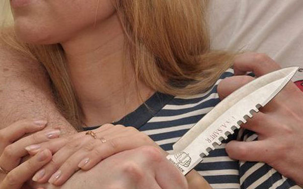 Azərbaycanda qardaş bacısını öldürdü