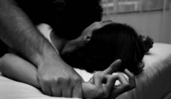 Qardaş iki bacısını belə zorladı