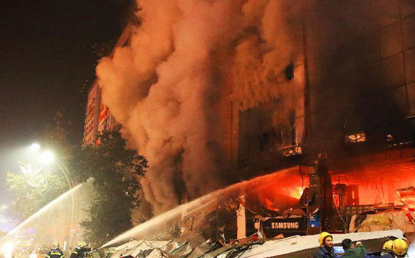 Məkkədə binada yanğın