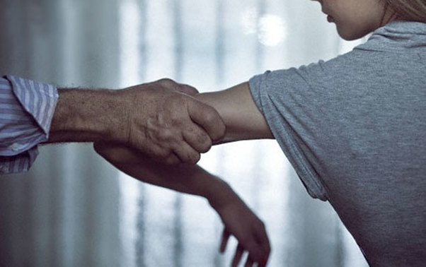 Gəlin əri və baldızı tərəfindən döyüldü