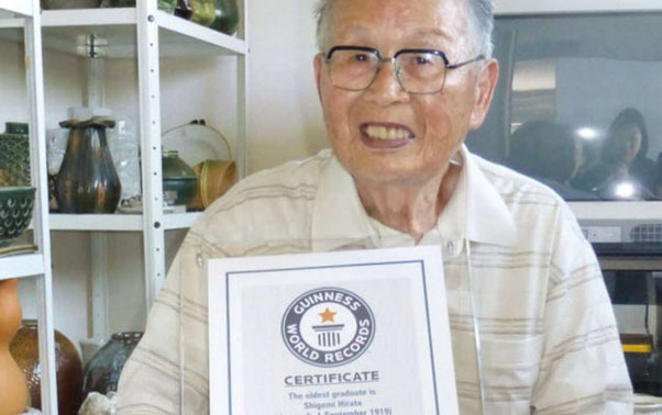 96 yaşında universitet bitirdi