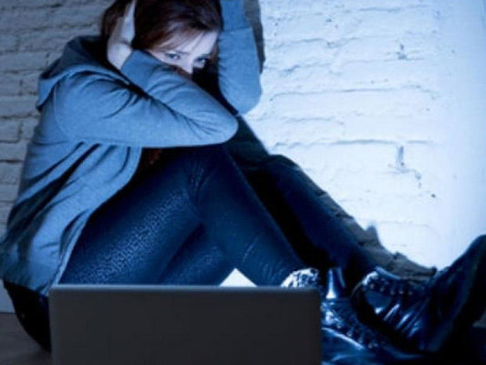 Qızlar rəfiqələrini lüt şəkilləri ilə şantaj edib, pulunu aldılar