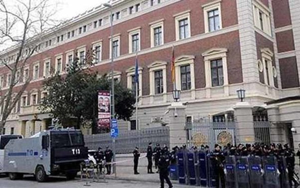 Almaniyanın baş konsulluğu mühasirəyə alındı