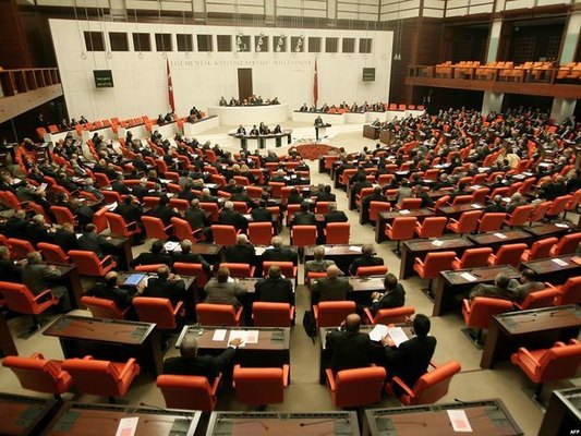 Türkiyənin siyasi partiyaları Bundestaqın qərarını pislədilər